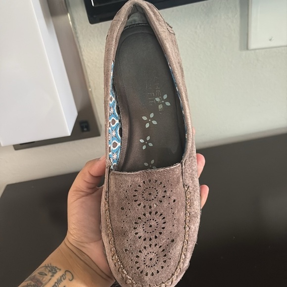 Skechers Relaxed Fit Memory Foam Loafers Slip Ons Laser Cut Taupe Women 7/5 USED - Picture 5 of 5